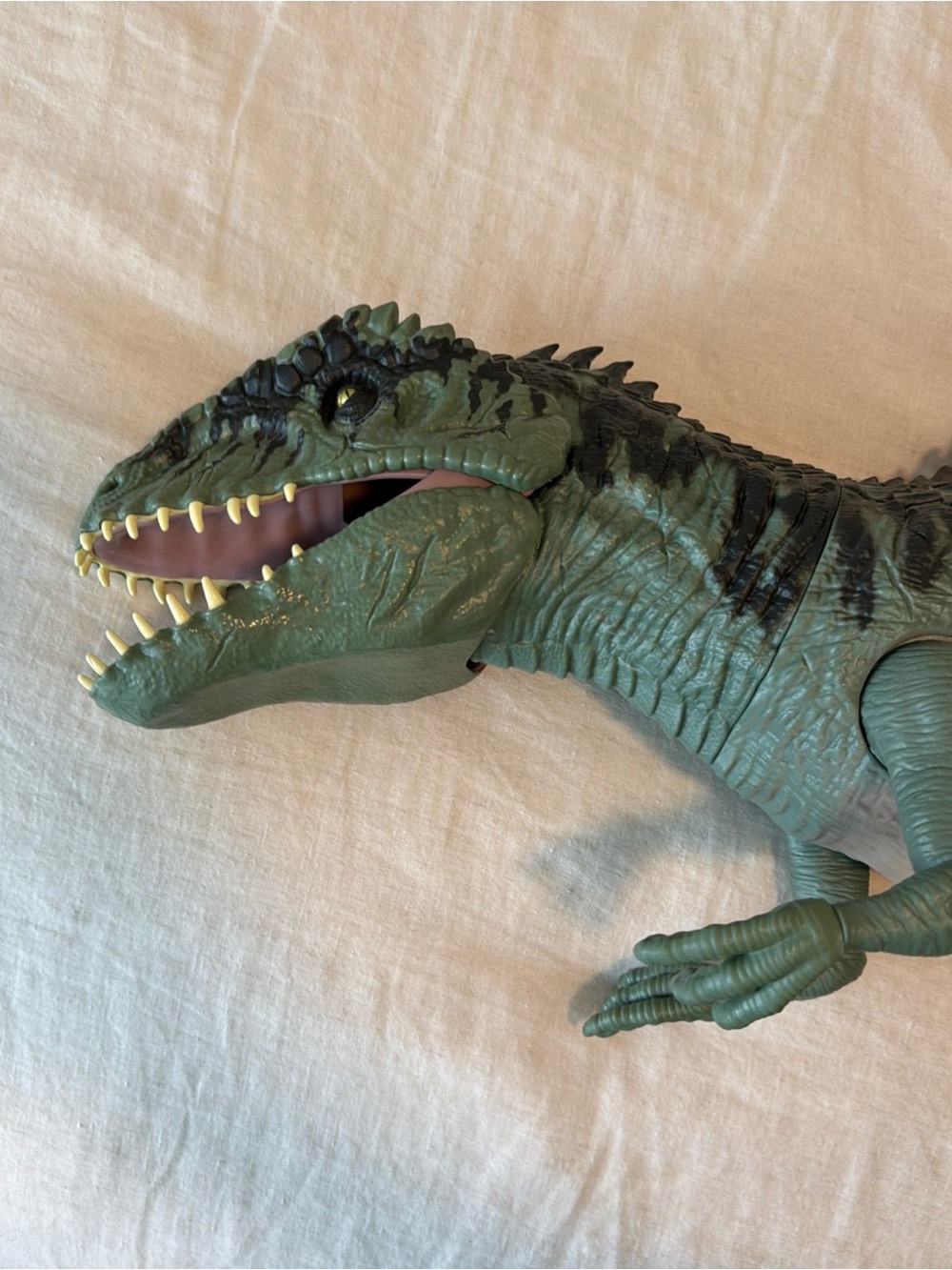 Jurassic World: Dominion Super Colossal Giganotosaurus 39'' Green Giant Dinosaur - Picture 11 of 13